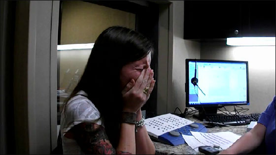 بالفيديو.. عمري 29 عاما وأسمع صوتي للمرة الأولى!! 