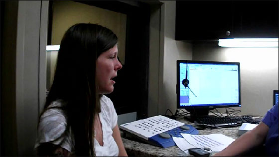 بالفيديو.. عمري 29 عاما وأسمع صوتي للمرة الأولى!! 