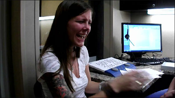 بالفيديو.. عمري 29 عاما وأسمع صوتي للمرة الأولى!! 