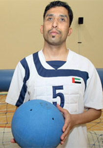 كفيف يحرز بطولات دولية في كرة الجرس ويقود منتخب بلاده!!