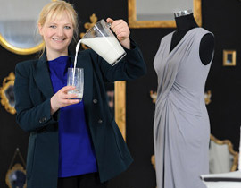 مصمم أزياء يصنع الملابس من الحليب!!