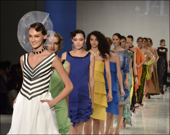 بالصور.. تصاميم مميزة بالوان زاهية لعام 2012!!