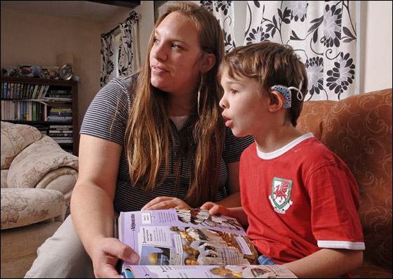 معجزة: طفل يستعيد حاسة السمع بعد مرور 5 اعوام على فقدانها!!