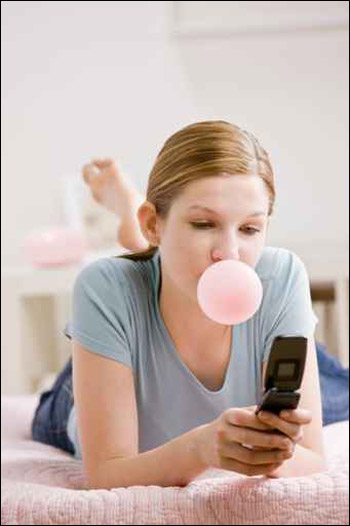 احذروا.. العلكة الخالية من السكر تضر اسنانكم!!