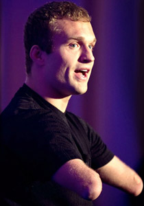 بالفيديو.. شاب بدون اطرف يحقق هدفه ويصعد اعلى قمة بافريقيا!!