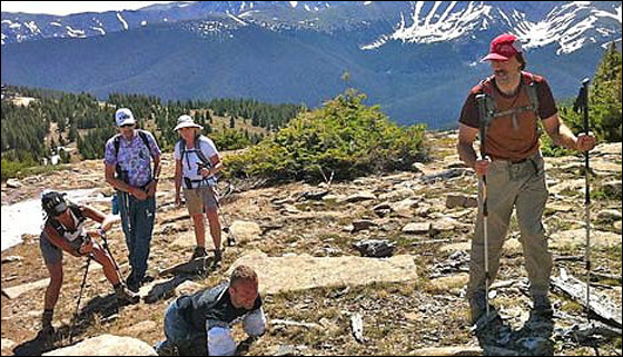 بالفيديو.. شاب بدون اطرف يحقق هدفه ويصعد اعلى قمة بافريقيا!!