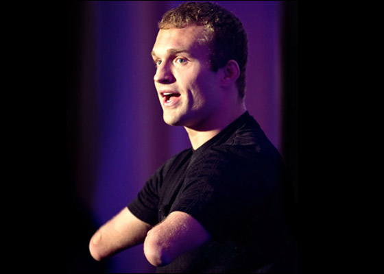 بالفيديو.. شاب بدون اطرف يحقق هدفه ويصعد اعلى قمة بافريقيا!!