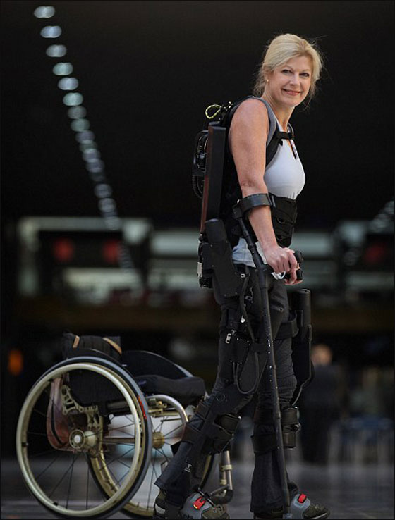 اختراع روبوت يمكن بريطانية من المشي مجددا بعد شلل دام 20 عاما!