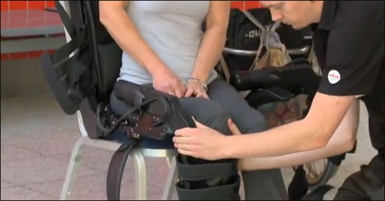 اختراع روبوت يمكن بريطانية من المشي مجددا بعد شلل دام 20 عاما!