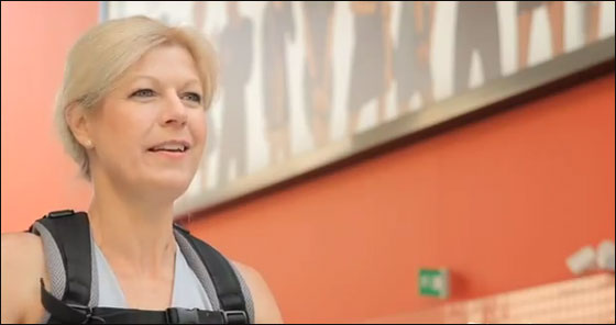 اختراع روبوت يمكن بريطانية من المشي مجددا بعد شلل دام 20 عاما!