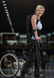 اختراع روبوت يمكن بريطانية من المشي مجددا بعد شلل دام 20 عاما!