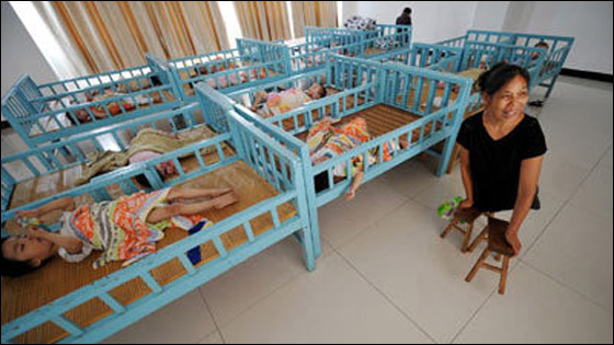 صينية فقدت ساقيها وأبويها تربي أكثر من 130 يتيماً!! 