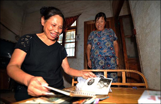 صينية فقدت ساقيها وأبويها تربي أكثر من 130 يتيماً!! 