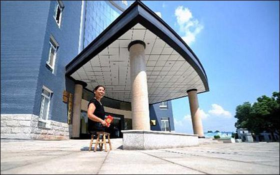 صينية فقدت ساقيها وأبويها تربي أكثر من 130 يتيماً!! 