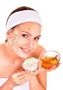 7 أقنعة تعتمد على العسل لتحصلي على بشرة بحلاوته