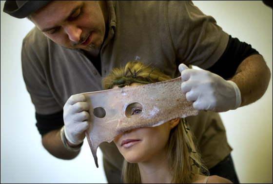 على غرار الفستان اللحمي لجاجا شاهدوا أزياء الاخطبوط!