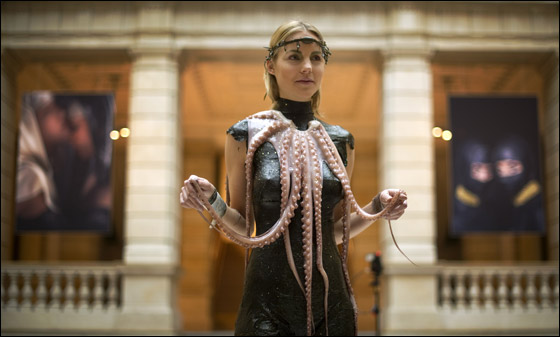 على غرار الفستان اللحمي لجاجا شاهدوا أزياء الاخطبوط!