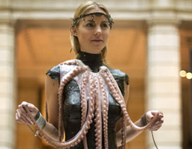 على غرار الفستان اللحمي لجاجا شاهدوا أزياء الاخطبوط!