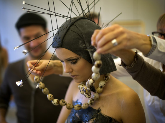 على غرار الفستان اللحمي لجاجا شاهدوا أزياء الاخطبوط!