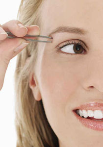 لتبدين جذابة.. اليك طرق للعناية بحاجبيك!