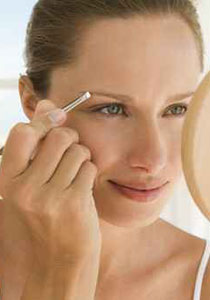 لتبدين جذابة.. اليك طرق للعناية بحاجبيك!