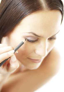 تعلمي سيدتي طريقة وضع كحل العينين باتقان!