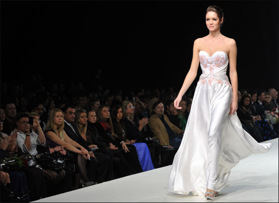 عارضات ازياء يتألقن بفساتين مميزة في اسبوع الموضة بموسكو 