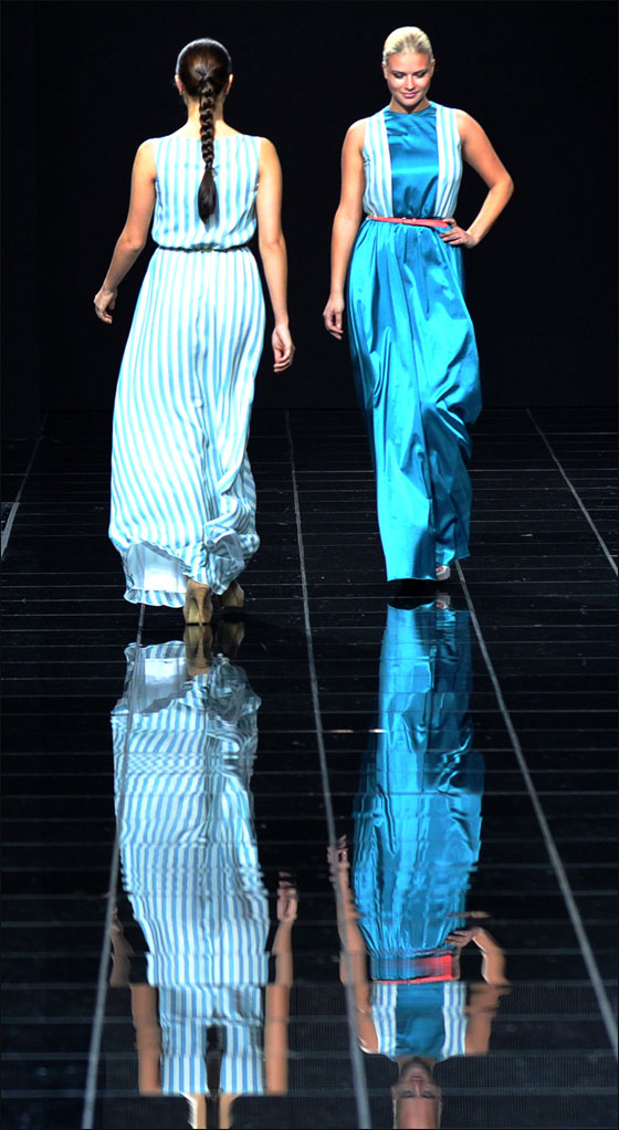 عارضات ازياء يتألقن بفساتين مميزة في اسبوع الموضة بموسكو 