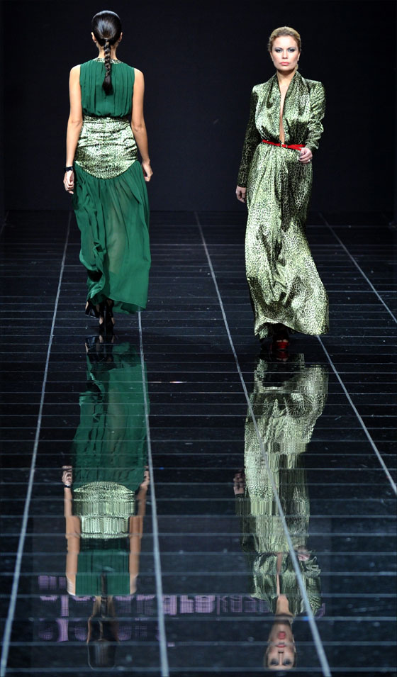 عارضات ازياء يتألقن بفساتين مميزة في اسبوع الموضة بموسكو 