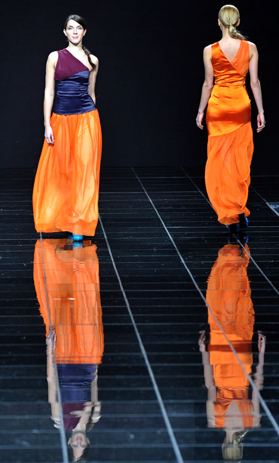 عارضات ازياء يتألقن بفساتين مميزة في اسبوع الموضة بموسكو 