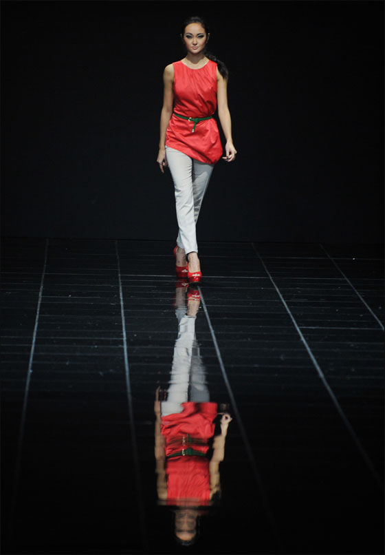 عارضات ازياء يتألقن بفساتين مميزة في اسبوع الموضة بموسكو 