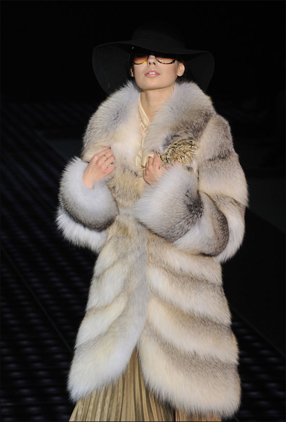 عارضات ازياء يتألقن بفساتين مميزة في اسبوع الموضة بموسكو 