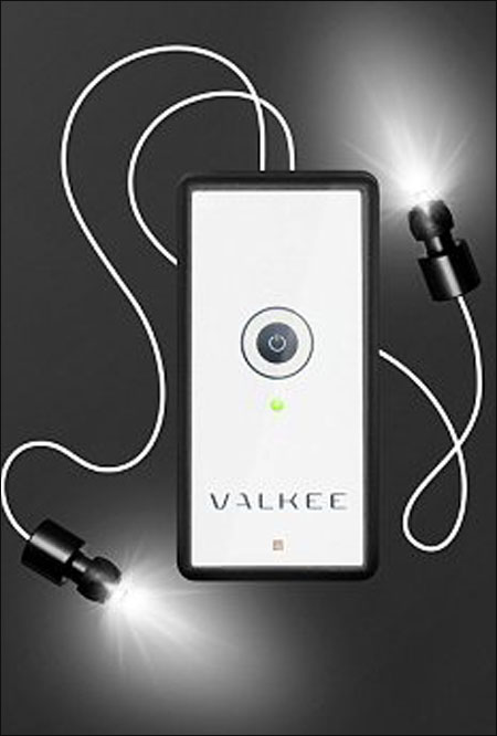 تسليط الضوء داخل الأذن يساعد على التخلص من كآبة الشتاء