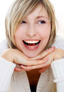 اليك بعض النصائح لتتمتعي بابتسامة عفوية!