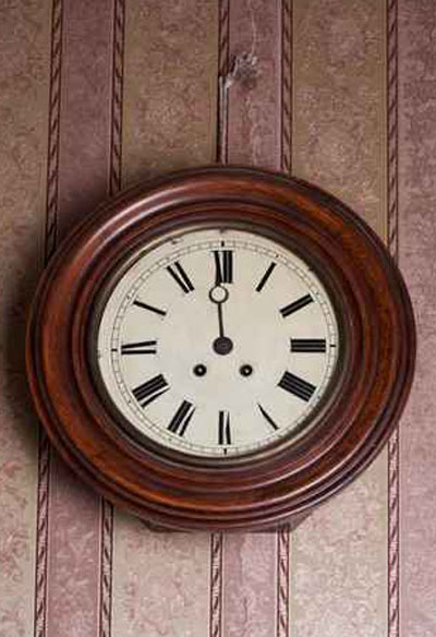 اليكم مجموعة من تصاميم ساعات الحائط الجميلة..