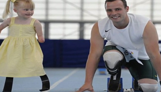 طفلة مبتورة الارجل والايدي تنضم لفريق كرة القدم بمدرستها!! 