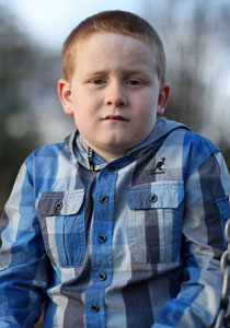 طفل بريطاني ممنوع من الضحك لكي لا يفقد حياته!