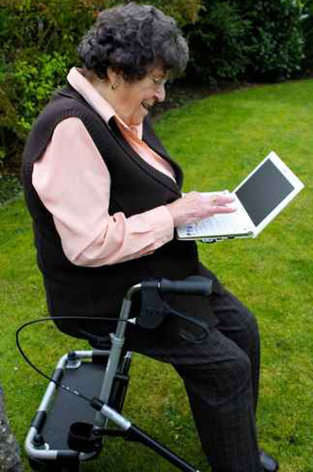 ايها المسنين.. استعملوا الانترنت لتتخلصوا من الوحدة!