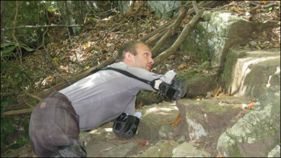 امريكي معوق يتسلق اعلى الجبال بلا اذرع او ارجل! 