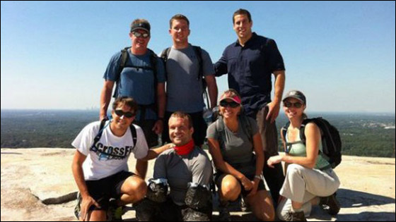 امريكي معوق يتسلق اعلى الجبال بلا اذرع او ارجل! 