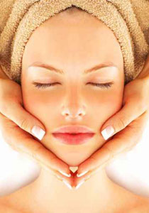 تجنبي هذه العادات السيئة لكي لا تدمري بشرتك