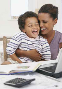 اليك نصائح.. لتلهي طفلك عن قضم اظافره!