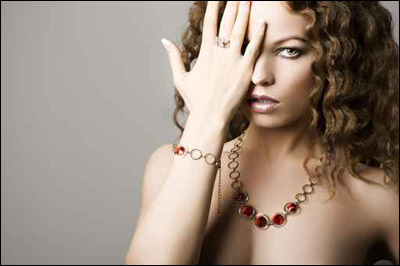 اليك سيدتي اجمل المجوهرات التي تليق بك!! 