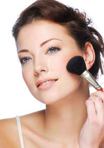 تعلمي طريقة اخفاء عيوب الملامح بأحمر الخدود