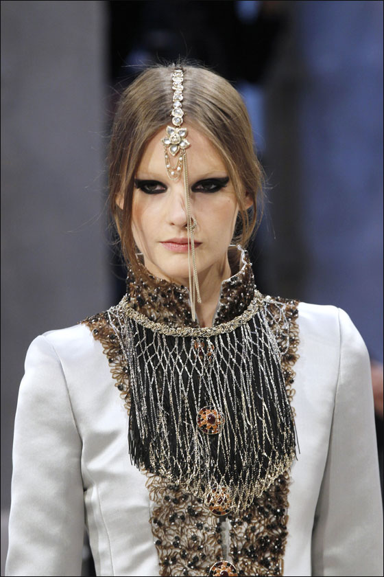 اليكم ازياء شانيل المستوحاه من الهند!