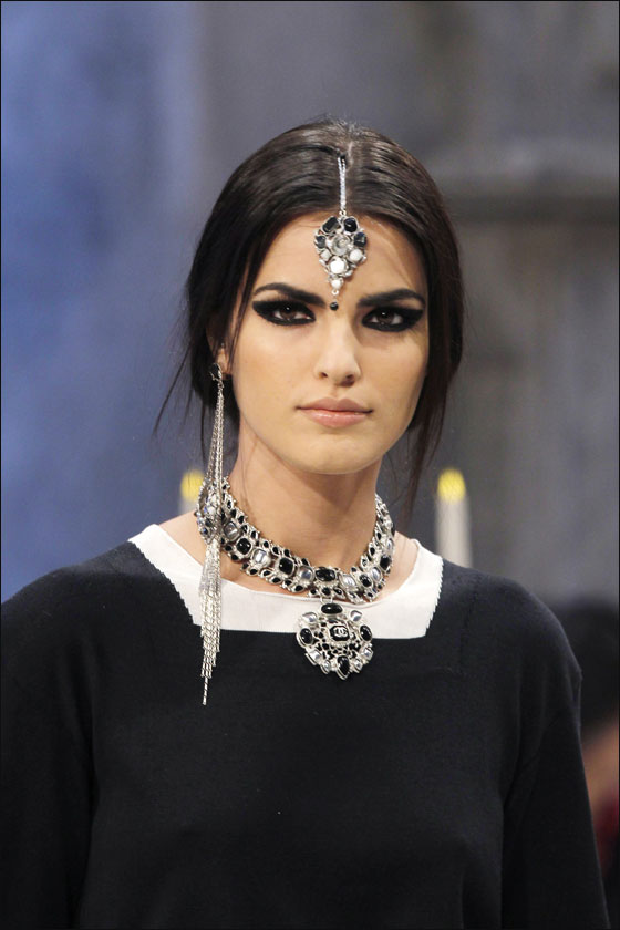 اليكم ازياء شانيل المستوحاه من الهند!