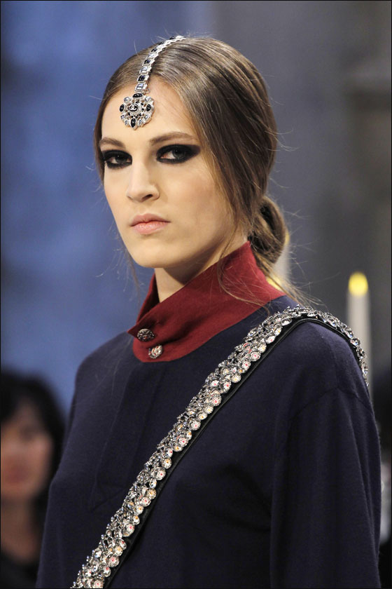 اليكم ازياء شانيل المستوحاه من الهند!