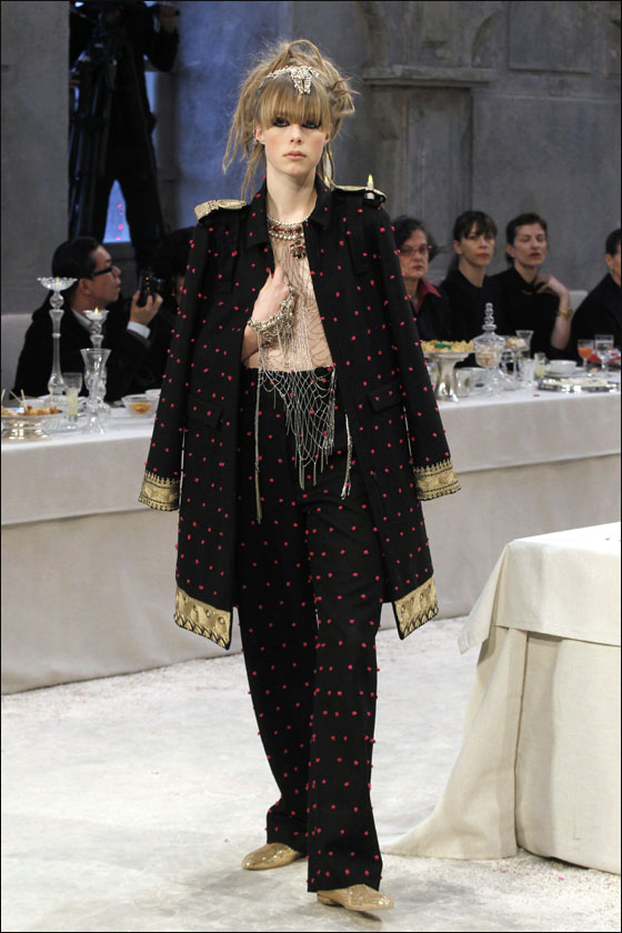 اليكم ازياء شانيل المستوحاه من الهند!