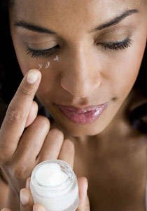 اليك الطريقة المثالية لتتخلصي من انتفاخ الجفون!!