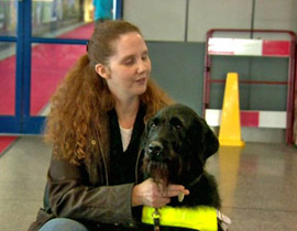 منع كفيفة من دخول الطائرة لان كلبتها لا تملك جواز سفر!